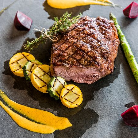 Holiday Inn Cucuta By Ihg Exteriör bild A steak prepared with vegetables