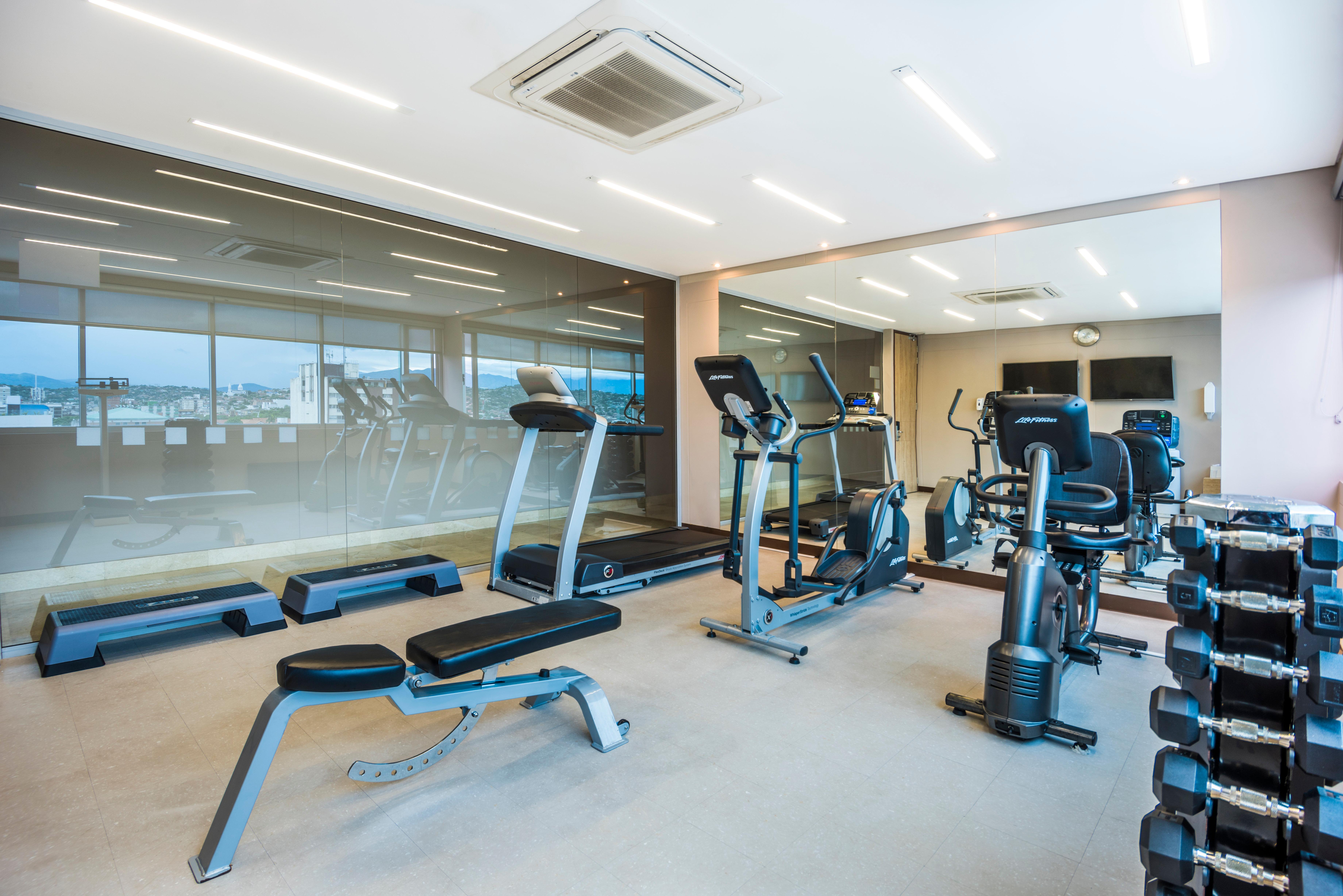 Holiday Inn Cucuta By Ihg Exteriör bild A gym in a hotel