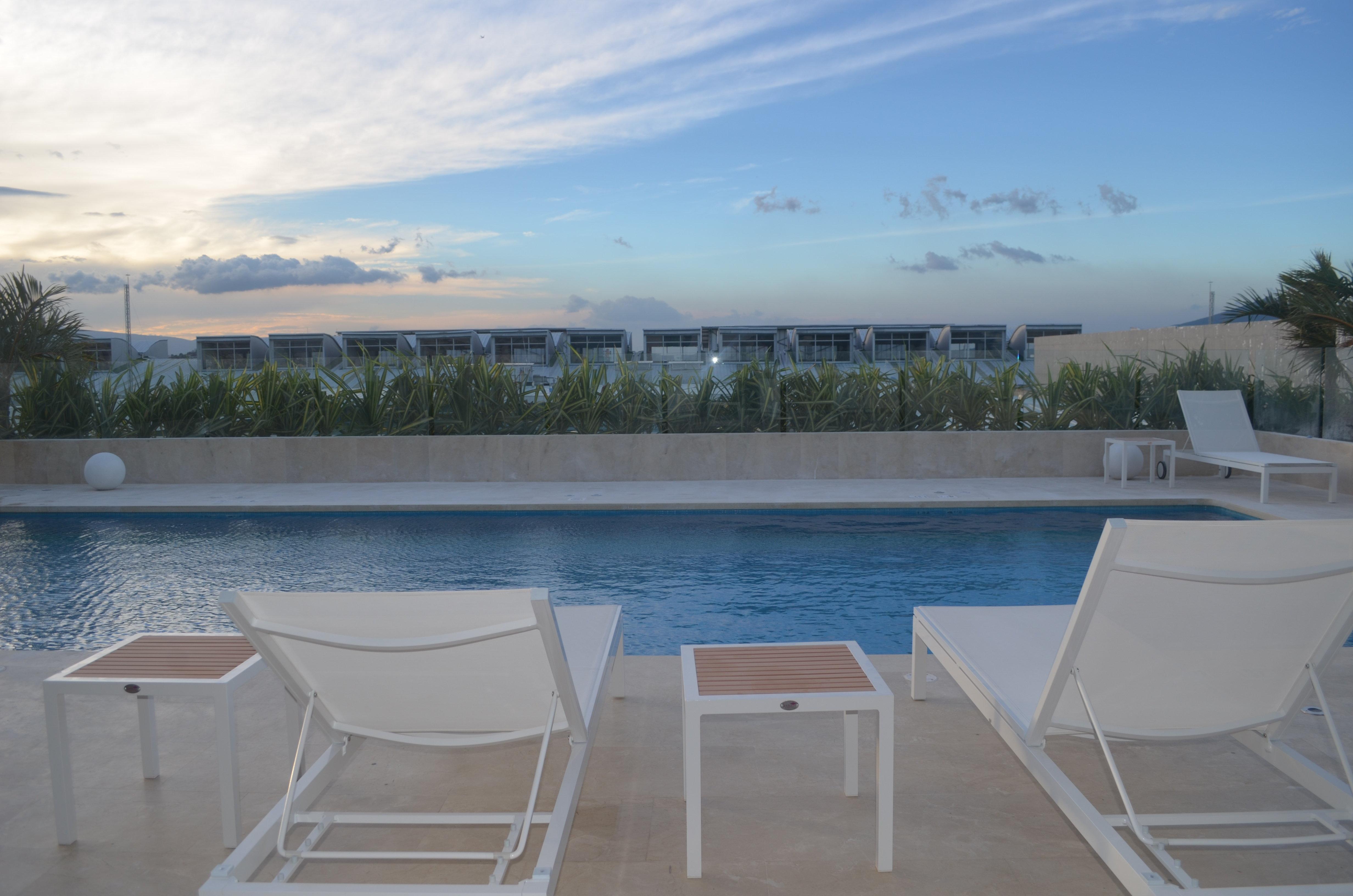 Holiday Inn Cucuta By Ihg Exteriör bild Rooftop pool at the Hotel