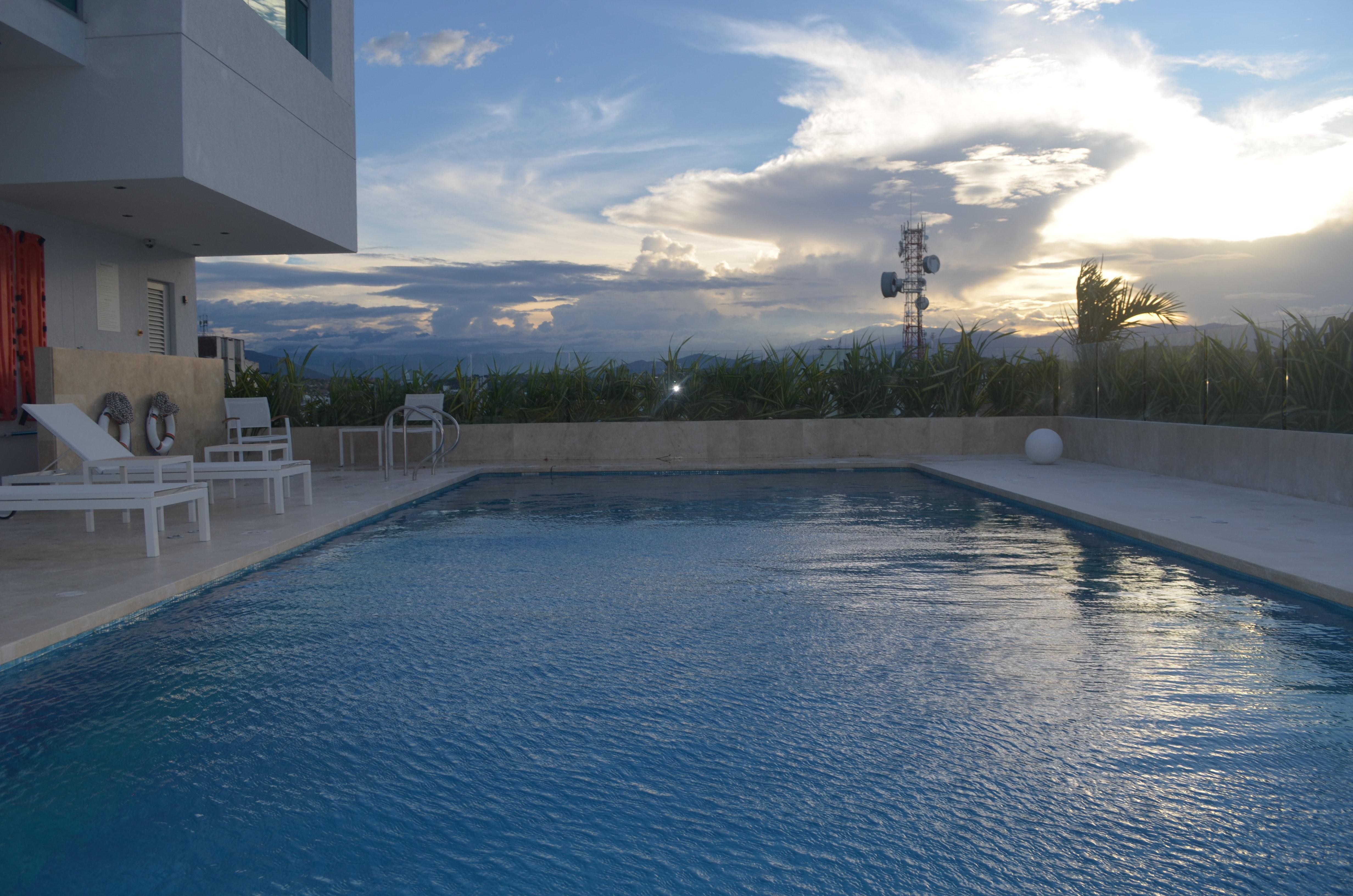 Holiday Inn Cucuta By Ihg Exteriör bild Swimming pool at the hotel