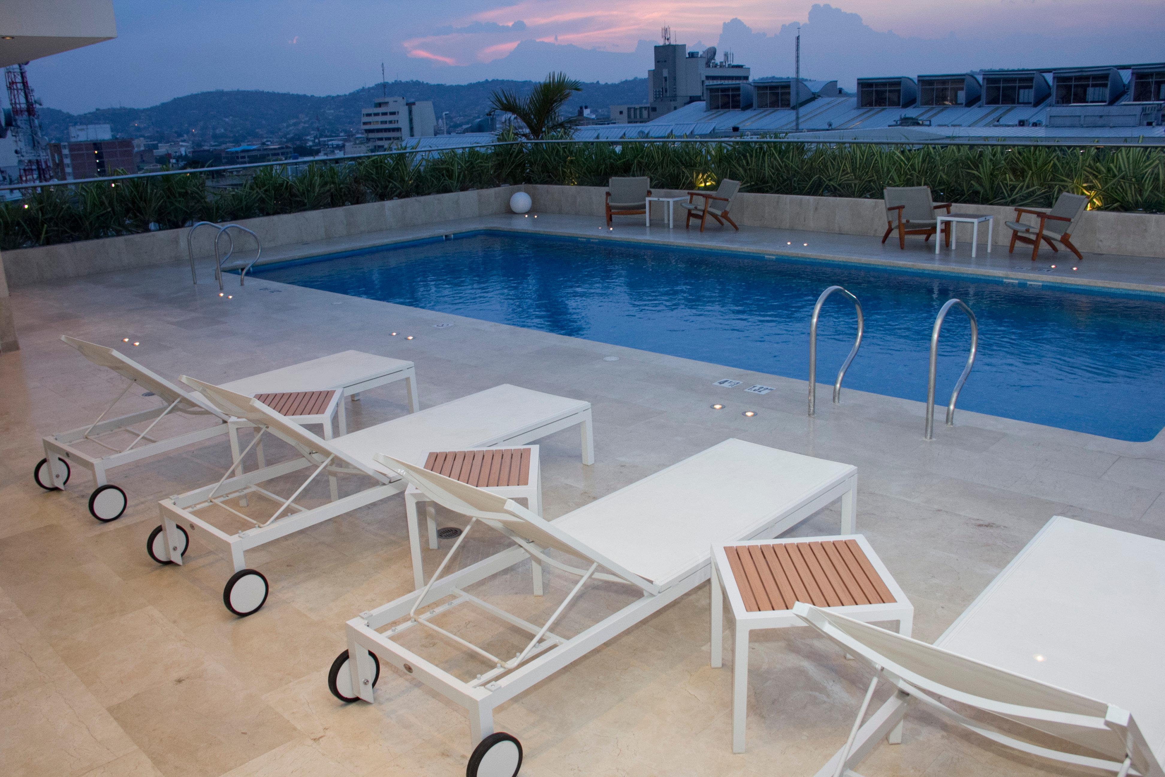 Holiday Inn Cucuta By Ihg Exteriör bild Rooftop pool