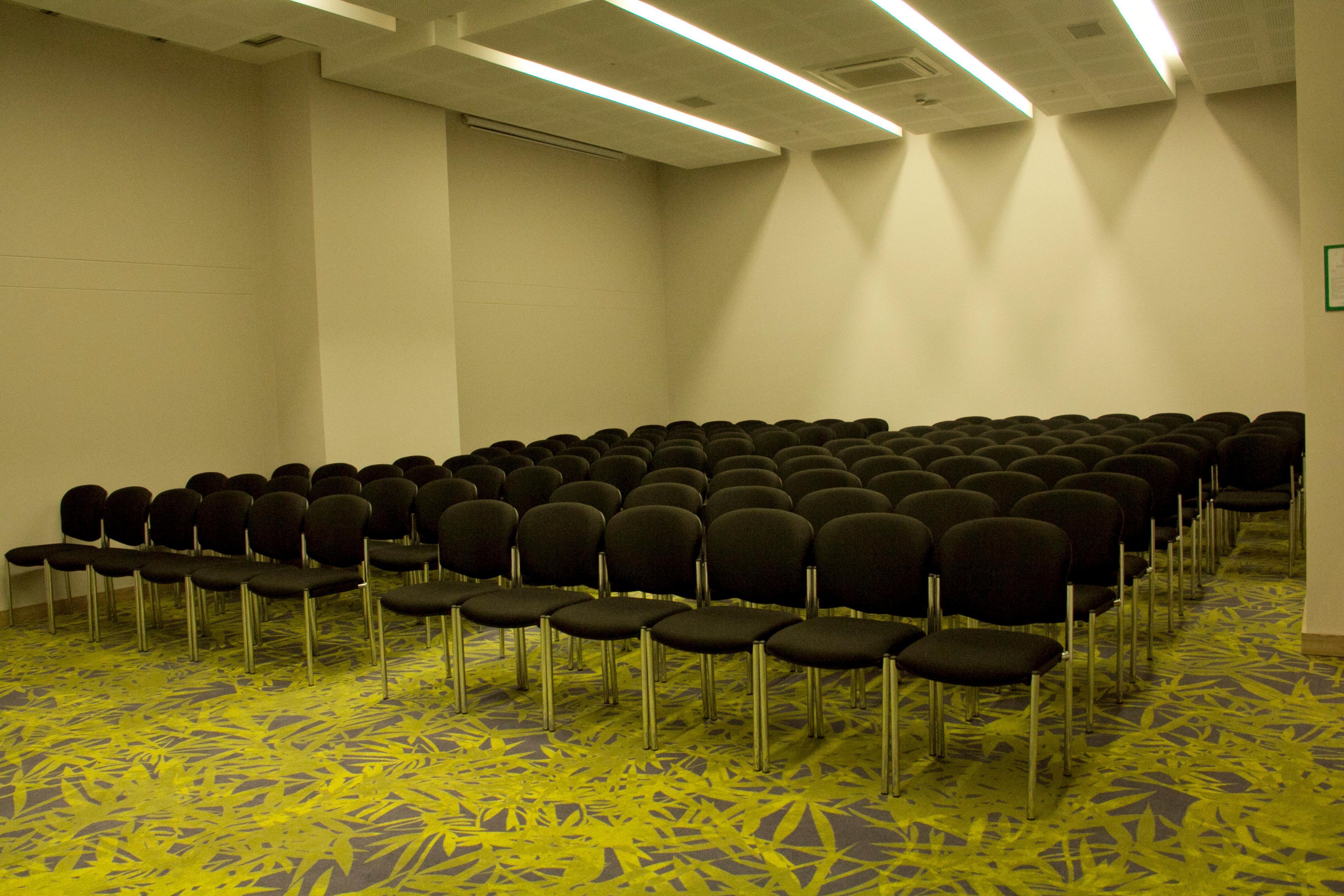 Holiday Inn Cucuta By Ihg Exteriör bild A typical conference room