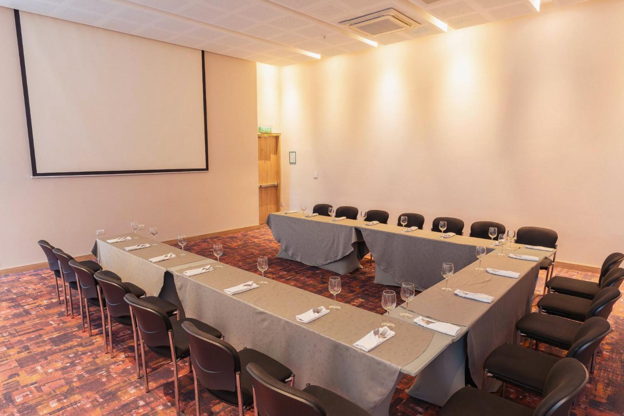 Holiday Inn Cucuta By Ihg Exteriör bild Meeting room