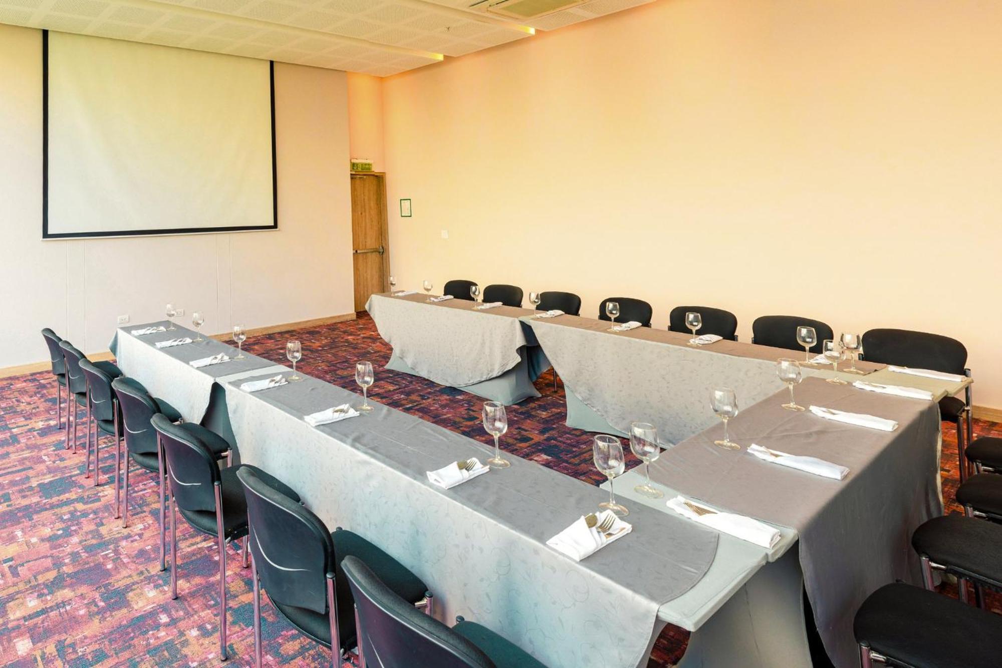 Holiday Inn Cucuta By Ihg Exteriör bild The meeting room
