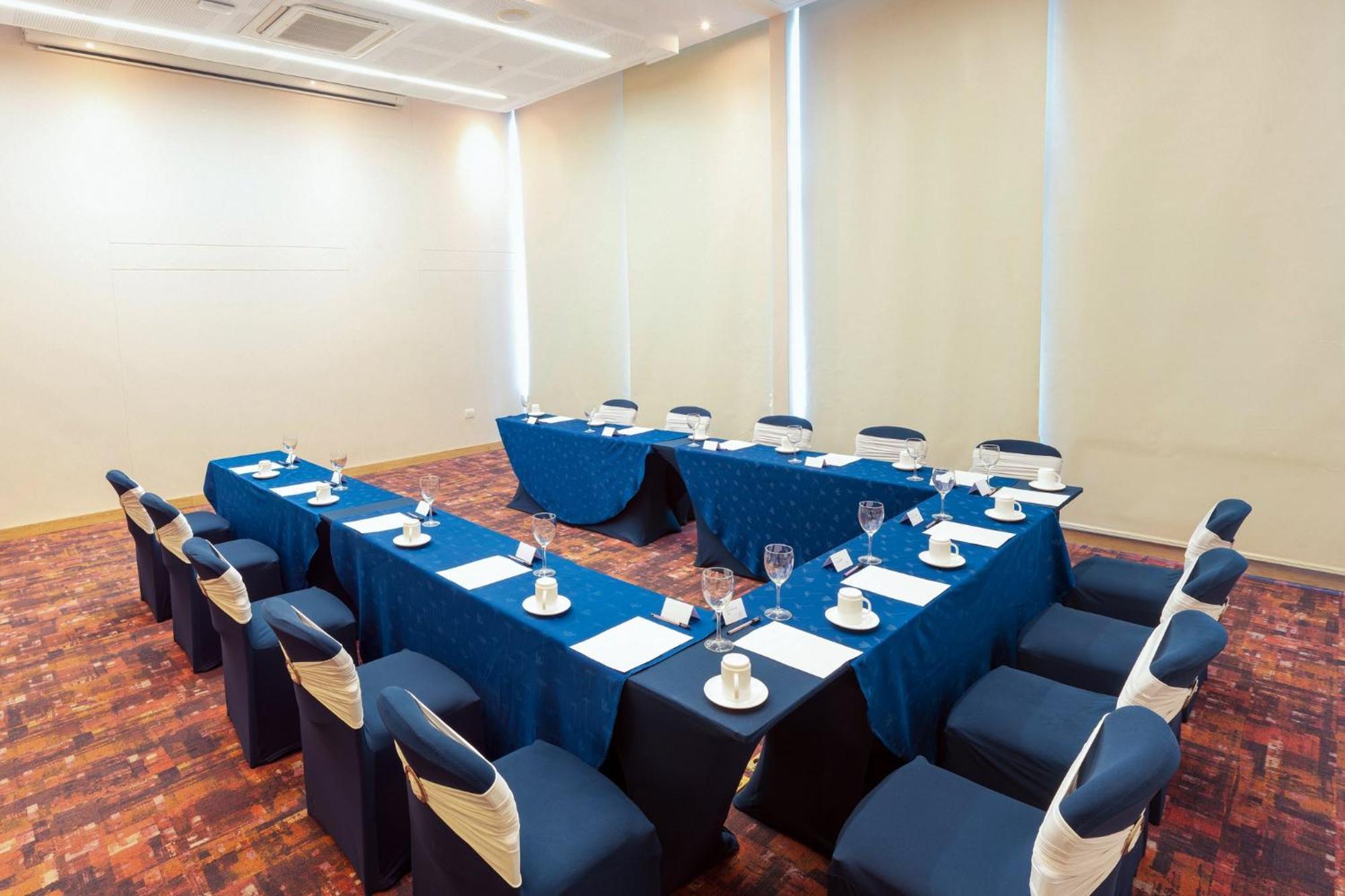 Holiday Inn Cucuta By Ihg Exteriör bild Meeting room