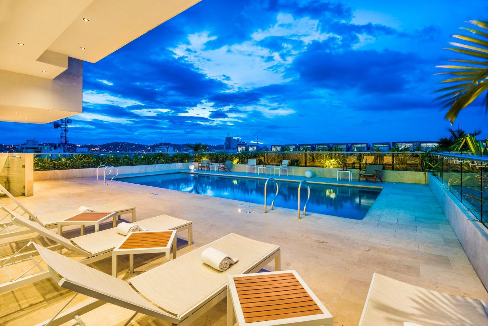 Holiday Inn Cucuta By Ihg Exteriör bild Rooftop pool at the hotel