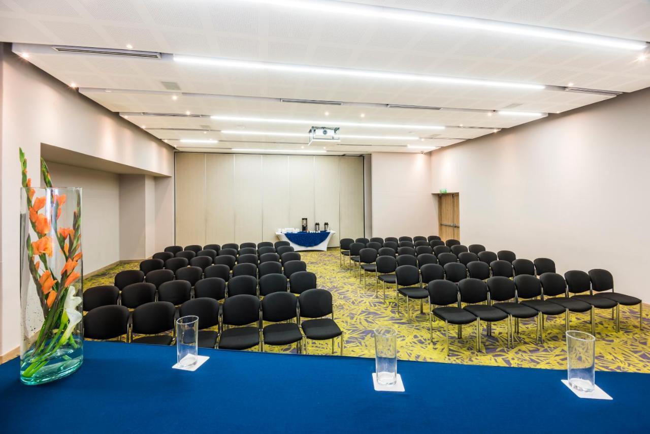 Holiday Inn Cucuta By Ihg Exteriör bild Meeting room